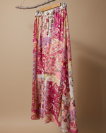 Load image in the gallery viewer,Saia com fundo bege estúdio - vista lateral
