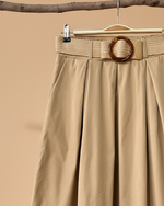 Load image in the gallery viewer,Saia com fundo de estúdio bege - detalhe
