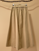 Load image in the gallery viewer,Saia com fundo de estúdio bege - traseira
