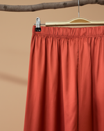 Carregar imagem no visualizador da galeria, Saia coral com fundo de estúdio bege - detalhe cintura
