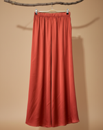 Carregar imagem no visualizador da galeria, Saia coral com fundo de estúdio bege - frontal
