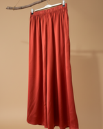 Carregar imagem no visualizador da galeria, Saia coral com fundo de estúdio bege - lateral
