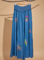 Load image in the gallery viewer,Saia frontal com fundo de estúdio
