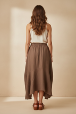 Load image in the gallery viewer,Saia linho castanha - modelo costas
