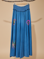 Load image in the gallery viewer,Saia maxi azul frontal com fundo de estúdio
