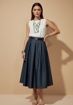 Carregar imagem no visualizador da galeria, Saia plissada azul marinho - corpo inteiro com calçado e colares
