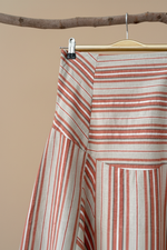 Carregar imagem no visualizador da galeria, Saia riscas detalhe
