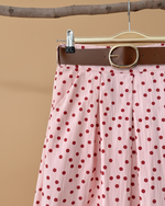 Carregar imagem no visualizador da galeria, Saia rosa bolinhas com cinto - detalhe cintura
