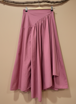 Carregar imagem no visualizador da galeria, Saia rosa com folho - fundo bege
