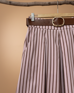 Carregar imagem no visualizador da galeria, Saia rosa às riscas com cinto - detalhe cintura e fivela oval
