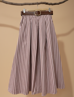 Carregar imagem no visualizador da galeria, Saia rosa às riscas com cinto - vista frontal com pregas
