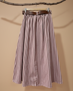 Carregar imagem no visualizador da galeria, Saia rosa às riscas com cinto - vista traseira com elástico
