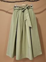 Carregar imagem no visualizador da galeria, Saia verde sage frontal - fundo estúdio bege

