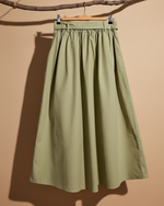 Carregar imagem no visualizador da galeria, Saia verde sage traseira - fundo estúdio bege
