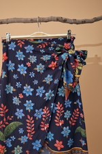 Carregar imagem no visualizador da galeria, Saia Wrap Azul - Detalhe
