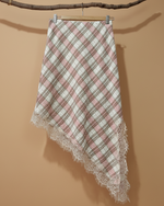 Carregar imagem no visualizador da galeria, Saia xadrez rosa - fundo bege
