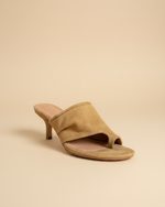 Load image in the gallery viewer,Sandálias de camurça em estúdio
