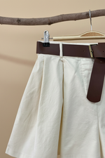 Carica l'immagine nel visualizzatore della galleria,Shorts creme - Detalhe cabide
