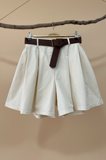Carica l'immagine nel visualizzatore della galleria,Shorts creme - Frente cabide
