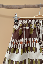 Carica l'immagine nel visualizzatore della galleria,Shorts ikat castanho detalhe

