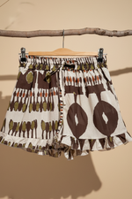 Carica l'immagine nel visualizzatore della galleria,Shorts ikat castanho frente
