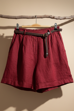 Carica l'immagine nel visualizzatore della galleria,Shorts vermelhos frente
