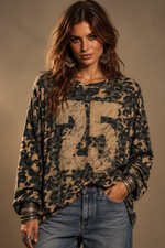 Load image in the gallery viewer,Sweat 25 com ganga baggy numa modelo boho rock
