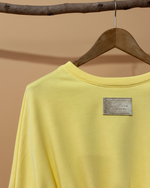 Carregar imagem no visualizador da galeria, Sweatshirt amarela - detalhe etiqueta prateada
