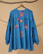 Carica l'immagine nel visualizzatore della galleria,Túnica azul traseira com fundo de estúdio
