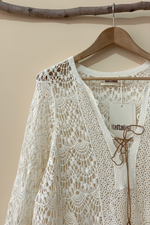Carregar imagem no visualizador da galeria, Túnica crochet detalhe - fundo bege estúdio
