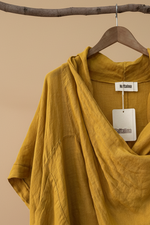 Carregar imagem no visualizador da galeria, Túnica linho mustard - detalhe capuz e costuras
