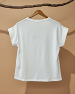 Cargue la imagen en el visor de la galería,T-shirt branca frontal - fundo estúdio bege
