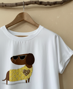 Chargez l'image dans la visionneuse de la galerie,T-shirt cão amarelo - detalhe com fundo bege
