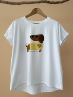 Chargez l'image dans la visionneuse de la galerie,T-shirt cão amarelo - vista frontal com fundo bege
