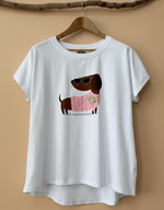 Chargez l'image dans la visionneuse de la galerie,T-shirt cão rosa - vista frontal com fundo bege
