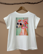 Cargue la imagen en el visor de la galería,T-shirt galgo traseira - fundo estúdio bege
