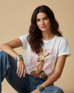 Carica l'immagine nel visualizzatore della galleria,T-shirt Girafa — Modelo sentada, estampa visível
