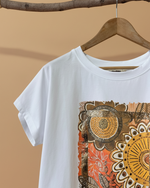 Chargez l'image dans la visionneuse de la galerie,T-shirt mandala com fundo de estúdio bege - detalhe
