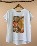 Chargez l'image dans la visionneuse de la galerie,T-shirt mandala com fundo de estúdio bege - frontal
