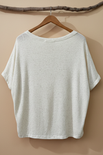 Carica l'immagine nel visualizzatore della galleria,T-shirt margarida costas - fundo estúdio
