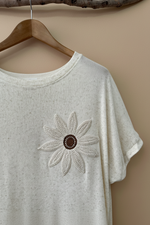 Carica l'immagine nel visualizzatore della galleria,T-shirt margarida detalhe - fundo estúdio
