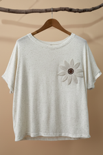 Carica l'immagine nel visualizzatore della galleria,T-shirt margarida frente - fundo estúdio
