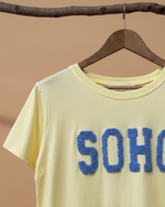 Chargez l'image dans la visionneuse de la galerie,T-shirt SOHO amarela - detalhe frontal
