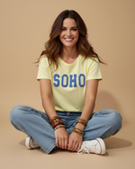 Chargez l'image dans la visionneuse de la galerie,T-shirt SOHO amarela - só pulseiras sentada
