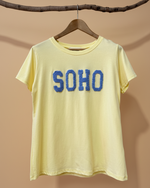 Chargez l'image dans la visionneuse de la galerie,T-shirt SOHO amarela - vista frontal
