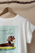 Cargue la imagen en el visor de la galería,T-shirt Summer Vibes cabide detalhe
