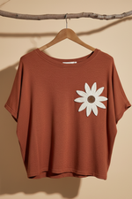 Carregar imagem no visualizador da galeria, T-shirt terracotta flor crochet frente
