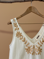 Load image in the gallery viewer,Top bordado cru com fundo de estúdio bege - detalhe
