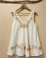 Load image in the gallery viewer,Top bordado cru com fundo de estúdio bege - frontal
