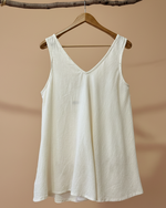 Load image in the gallery viewer,Top bordado cru com fundo de estúdio bege - traseira
